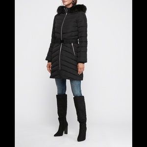 LONG BLACK BELTED FAUX FUR PUFFER COAT